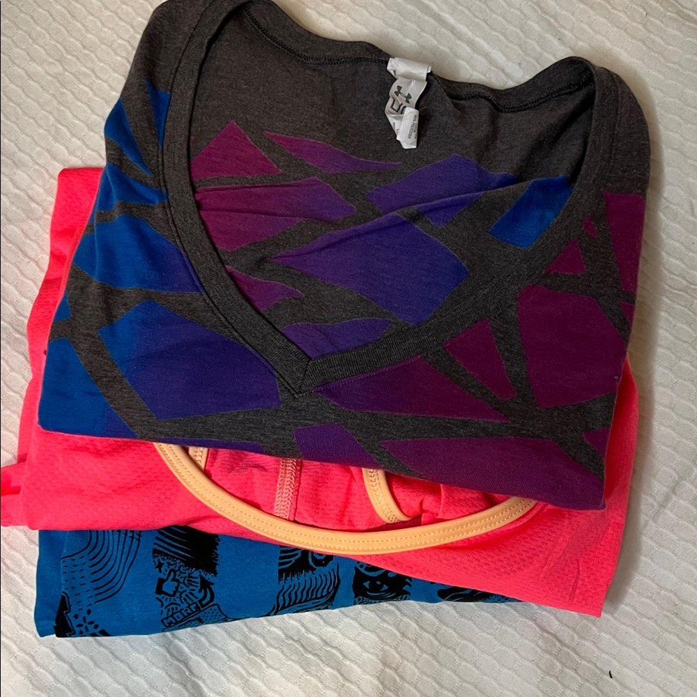 Active Graphic T-Shirts Old navy under and Armour sizes Lg and Xl set of 3